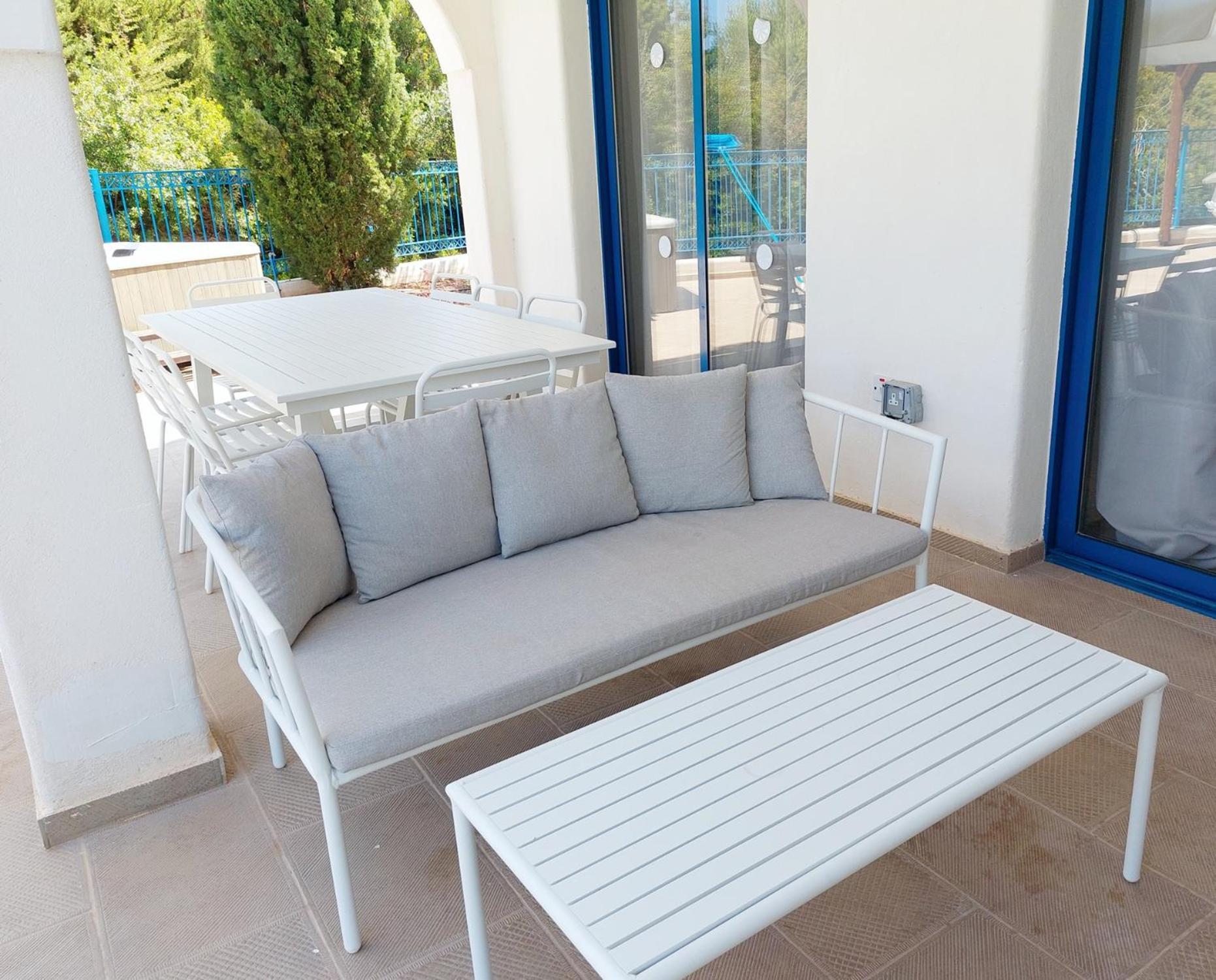 Azzurro Villa Peyia
